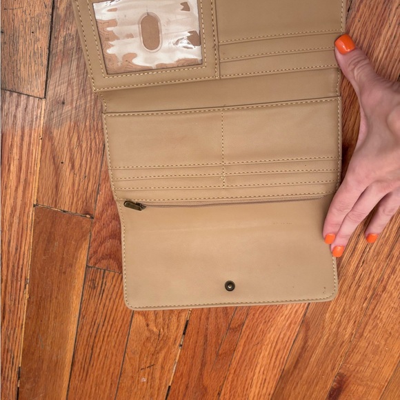 Universal Thread Tan Wallet - Picture 4 of 4